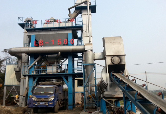 海(hǎi)南LB-1500瀝青混(hun)凝土攪拌(bàn)站設備現(xiàn)場