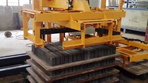 磚闆分離碼(mǎ)垛機 自動碼垛(duo)疊闆機