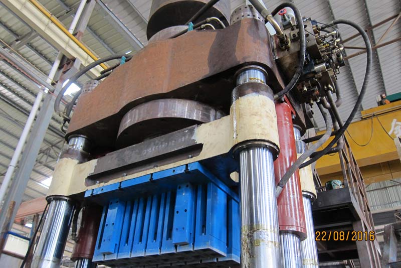 精益(yì)求精-恒興(xìng)1100噸靜壓磚(zhuan)機試機成(cheng)功！